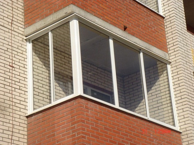Как и из какого материала застеклить балкон? Алюминиевые рамы, плюсы, в нашей статье!